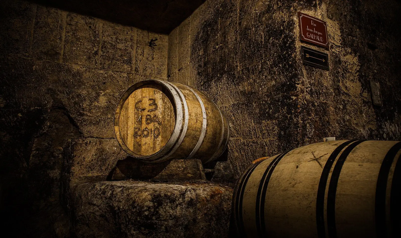 Barriques de chêne dans un chai creusé dans la roche