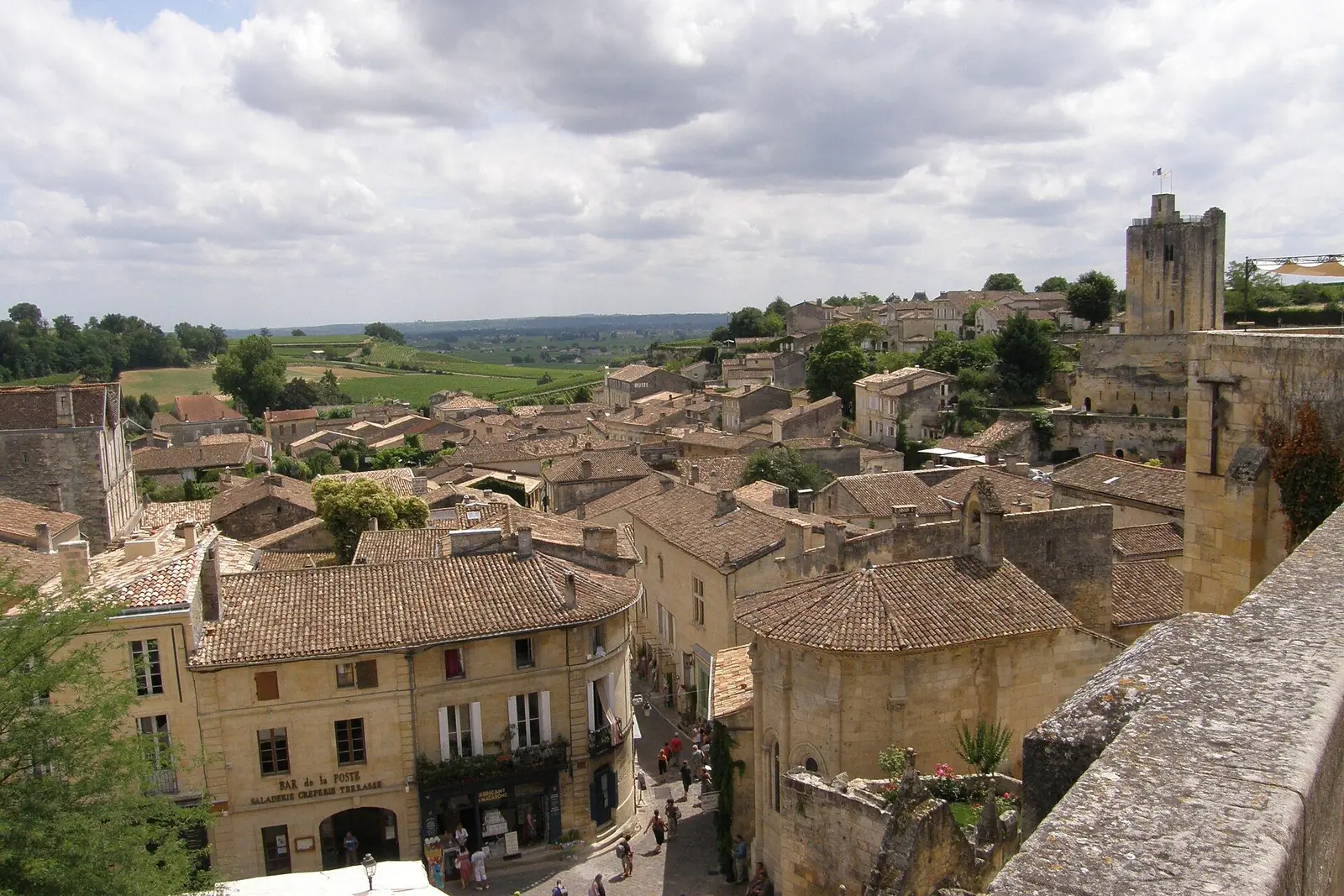 Toits de Saint-Émilion et la tour du Roy